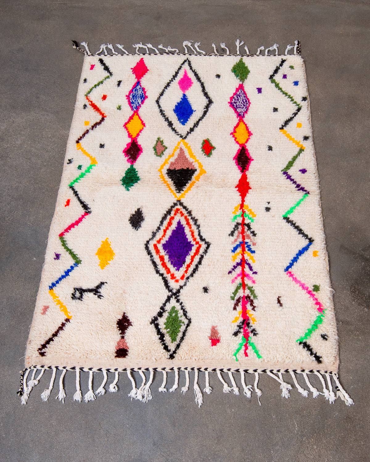Modern designer handcrafted Berber rug from Morocco. Azilal rug with beautiful colours and patterns. Made of sheep’s wool and colourful cotton.